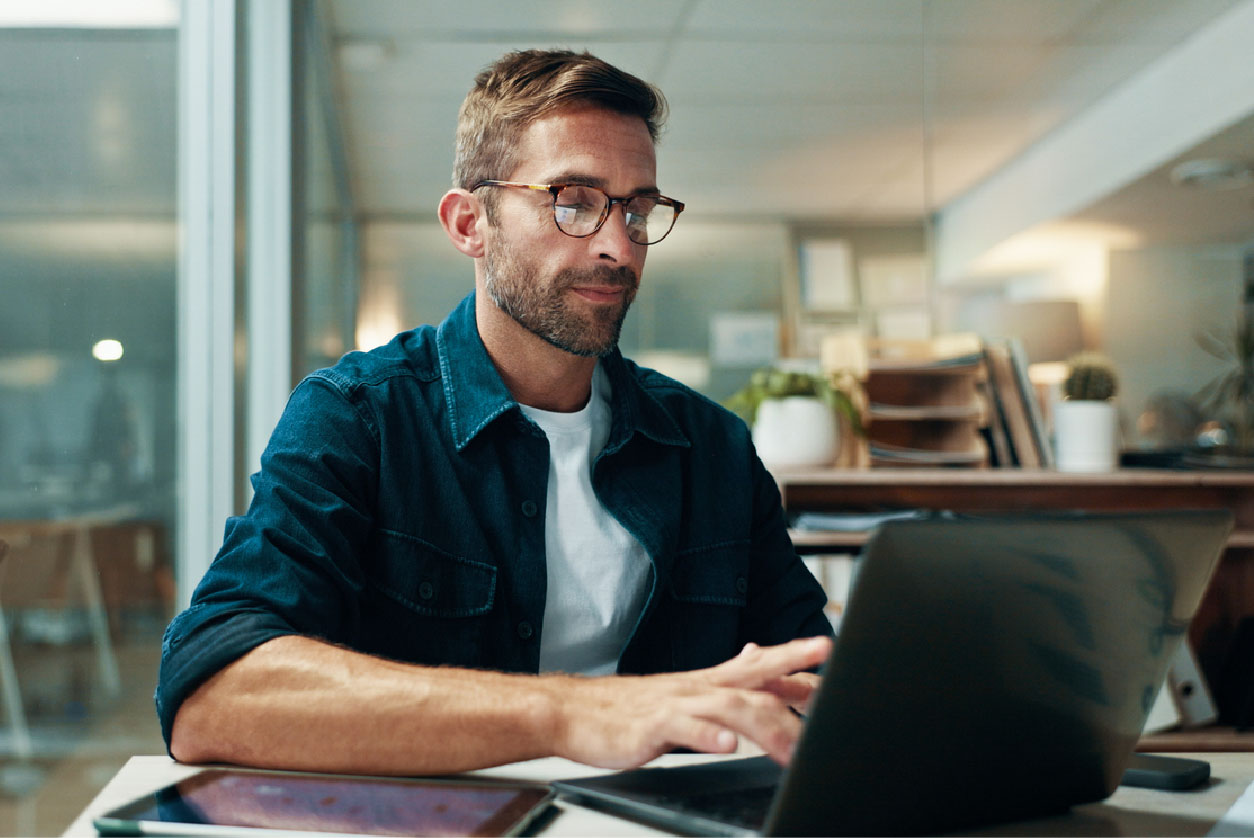 Homme utilisant un ordinateur portable