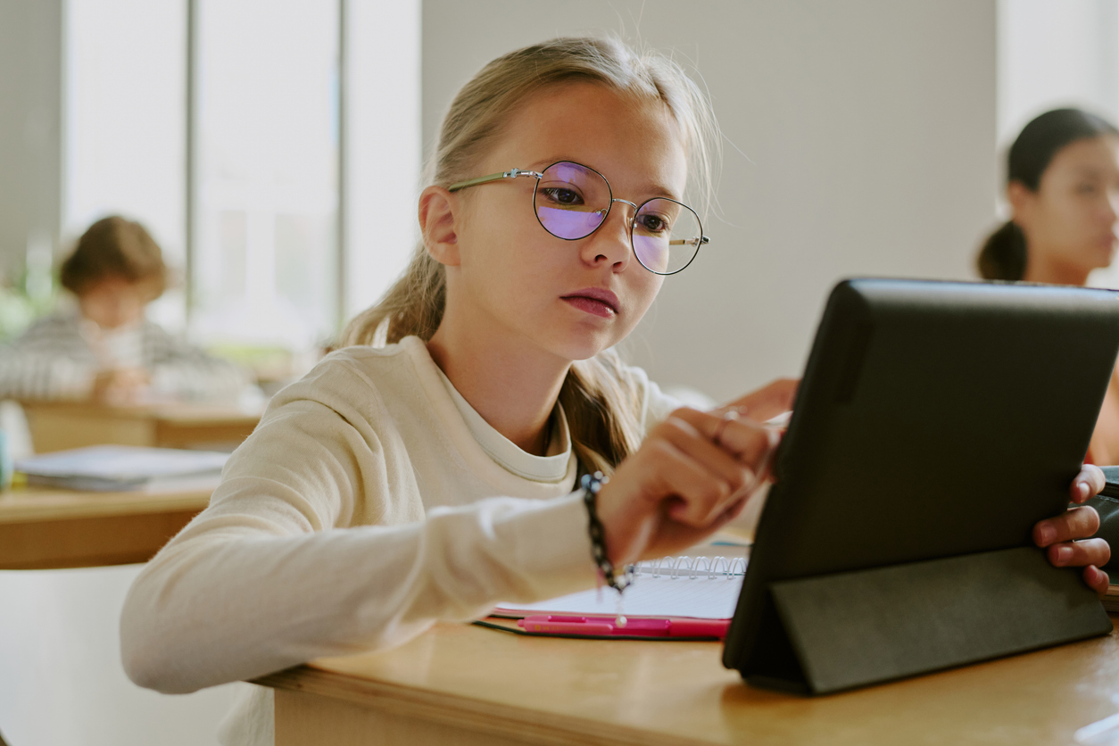 Jeune fille utilisant une tablette tactile