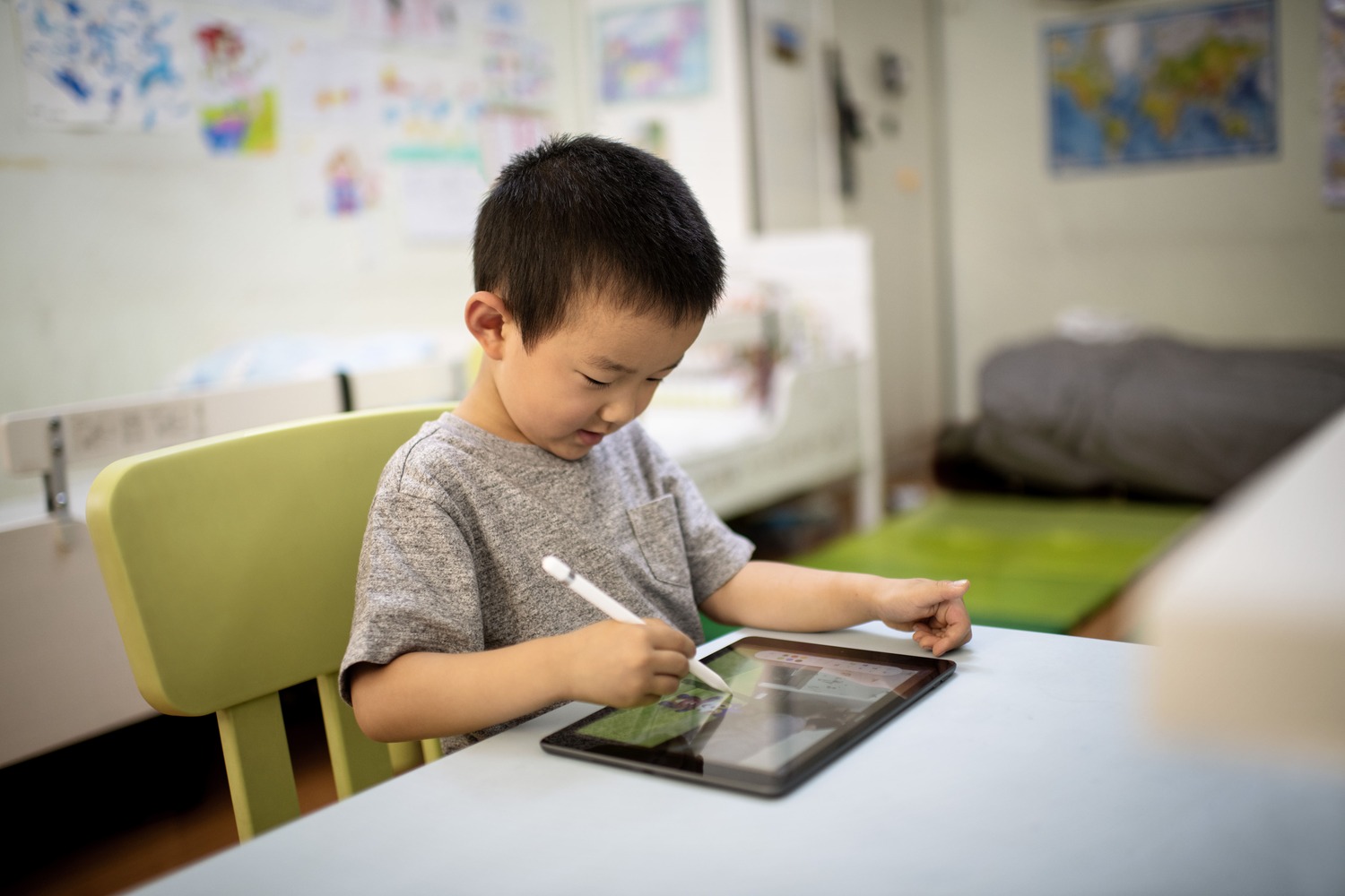 Jeune fille utilisant une tablette tactile
