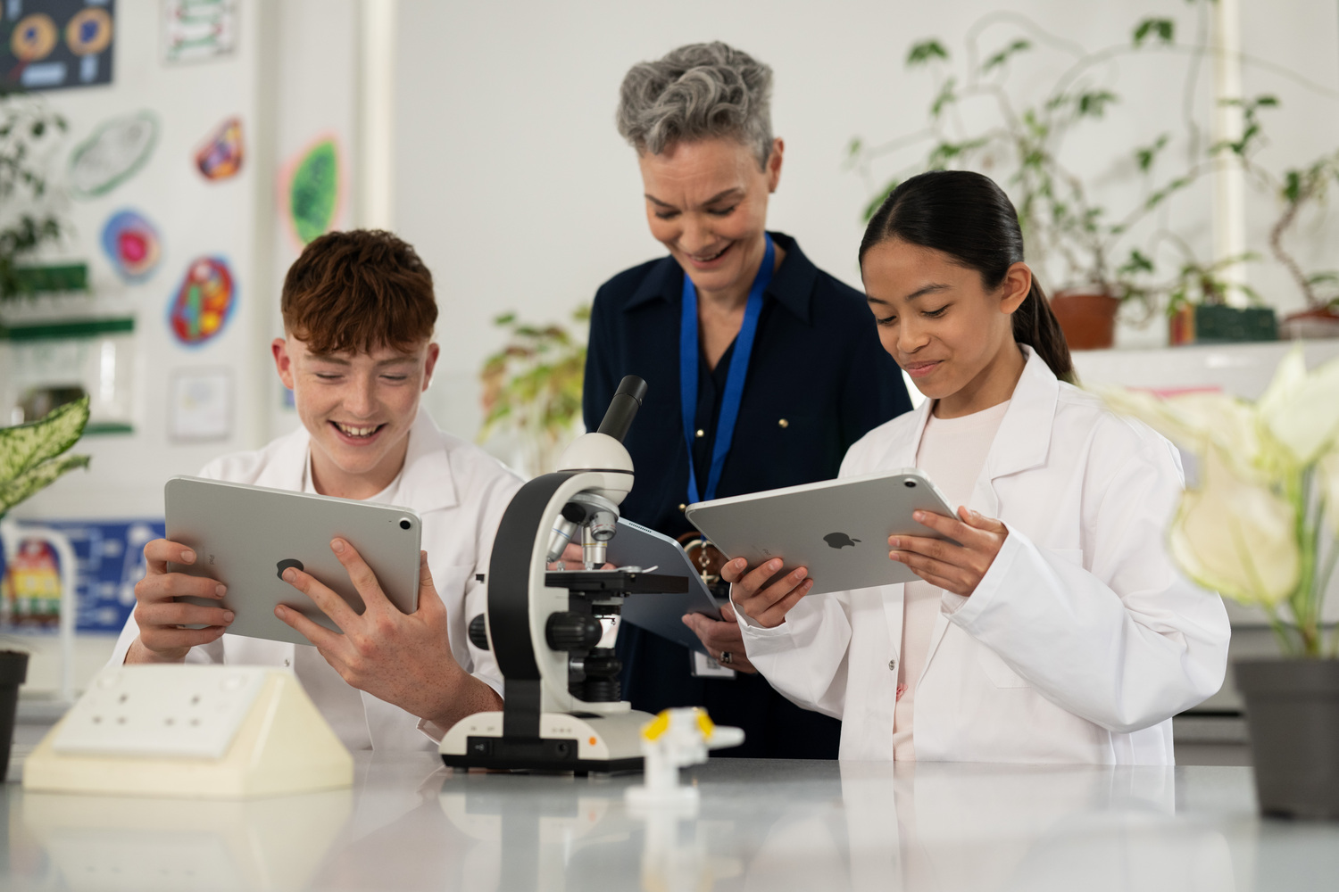 Professeur utilisant un écran numérique interactif pendant son cours