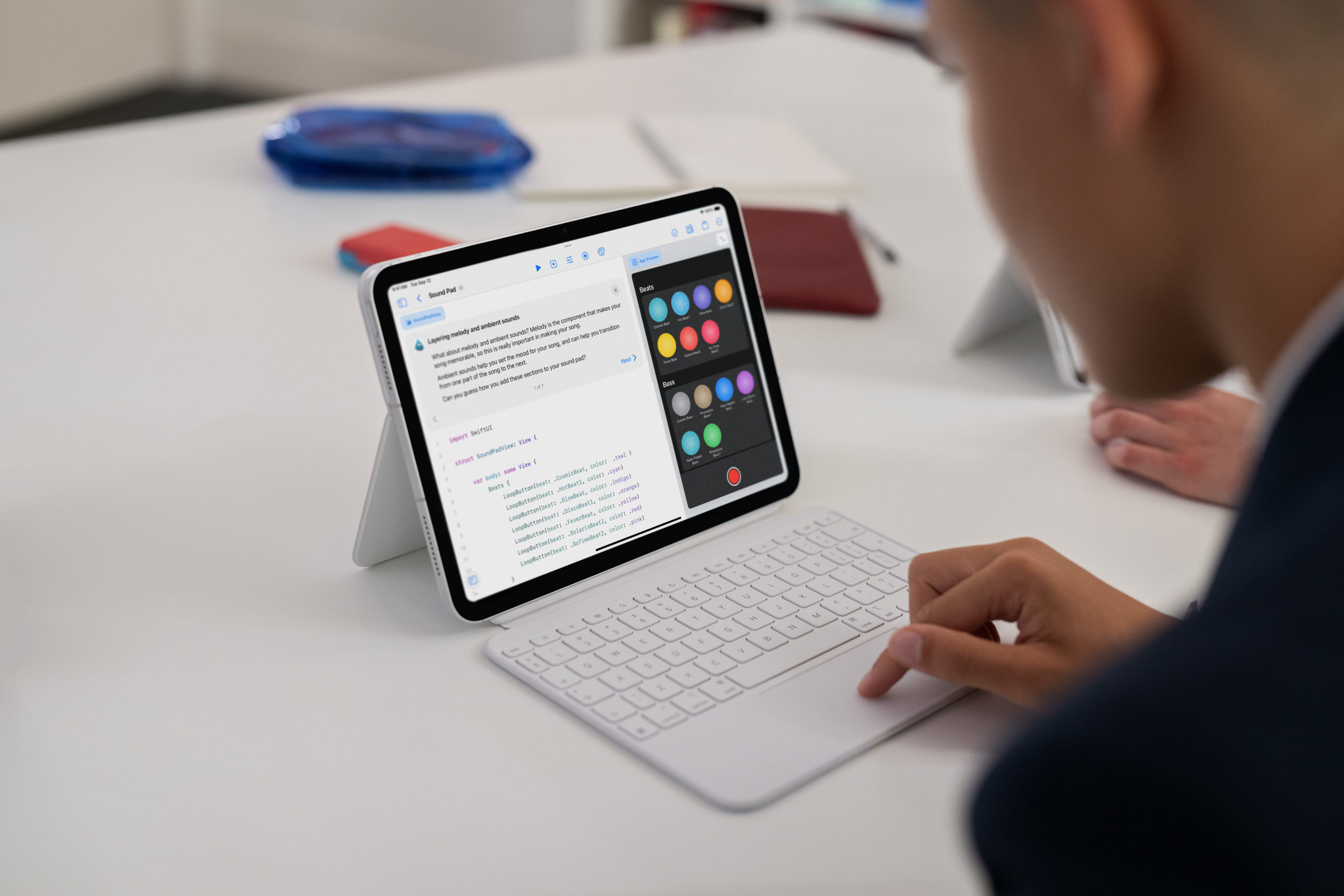 Professeur utilisant un écran numérique interactif pendant son cours