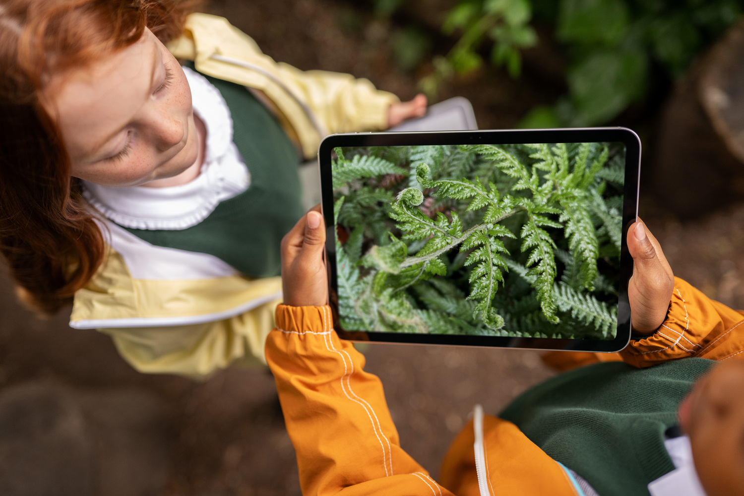 Professeur utilisant un écran numérique interactif pendant son cours