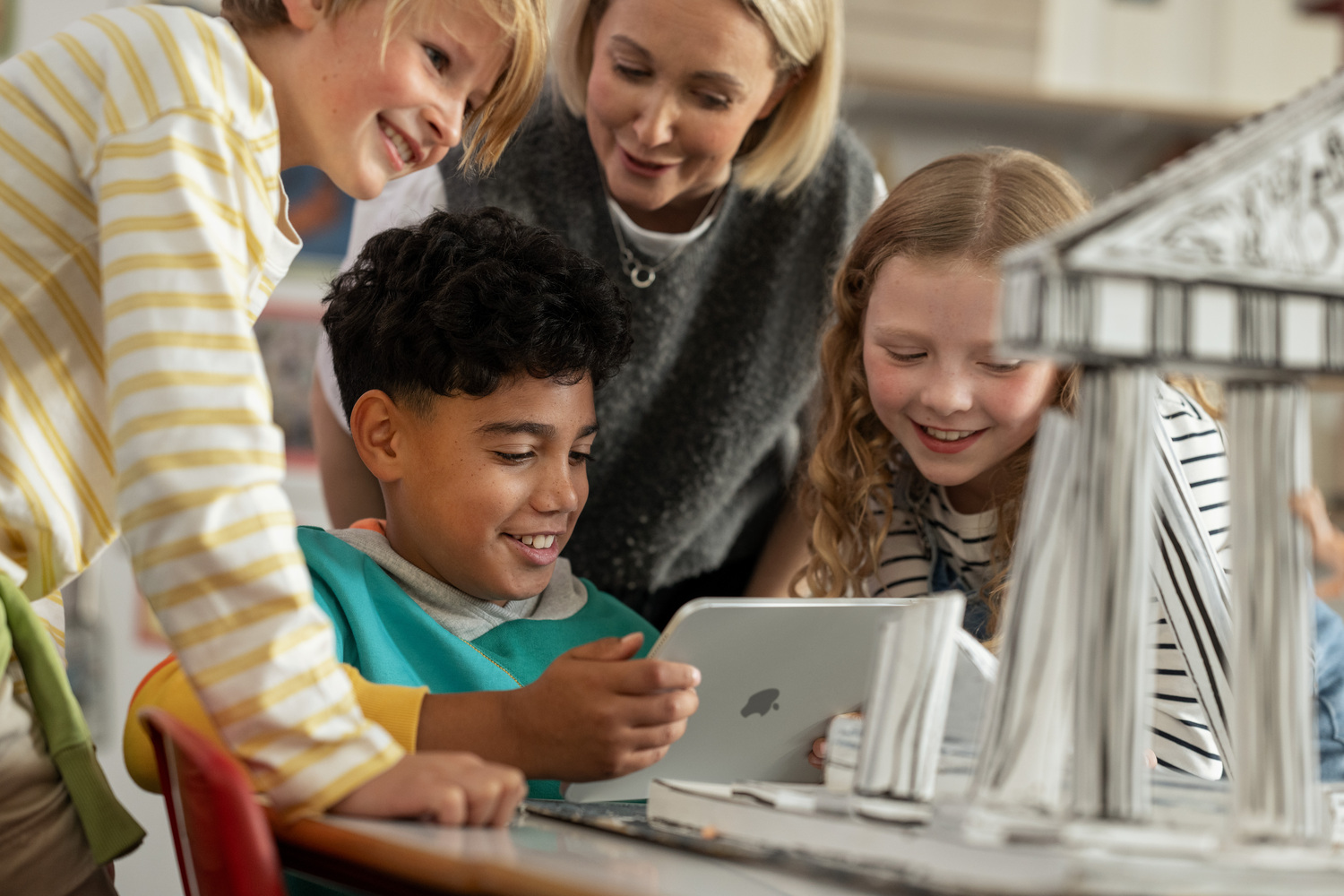Jeune fille utilisant une tablette tactile