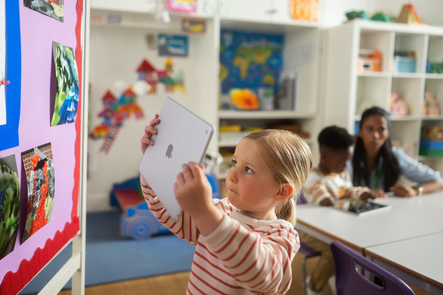 Professeur utilisant un écran numérique interactif pendant son cours
