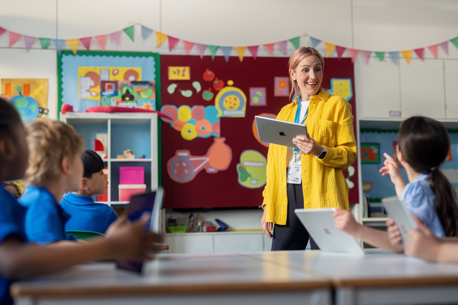 Jeune fille utilisant une tablette tactile