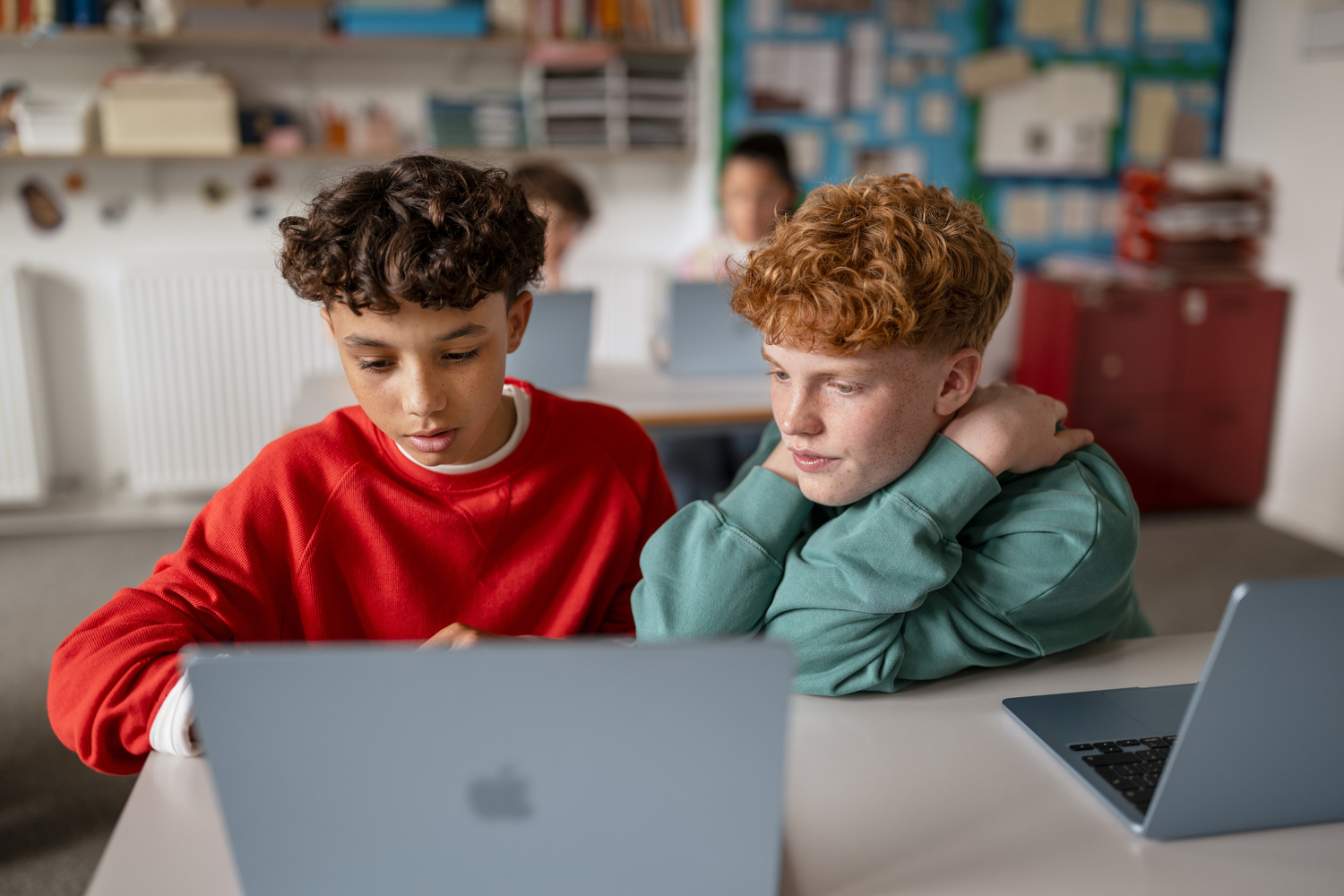 Professeur utilisant un écran numérique interactif pendant son cours
