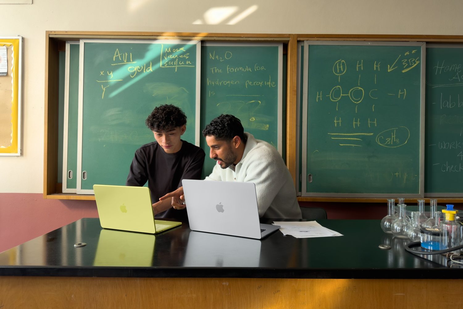 Professeur utilisant un écran numérique interactif pendant son cours
