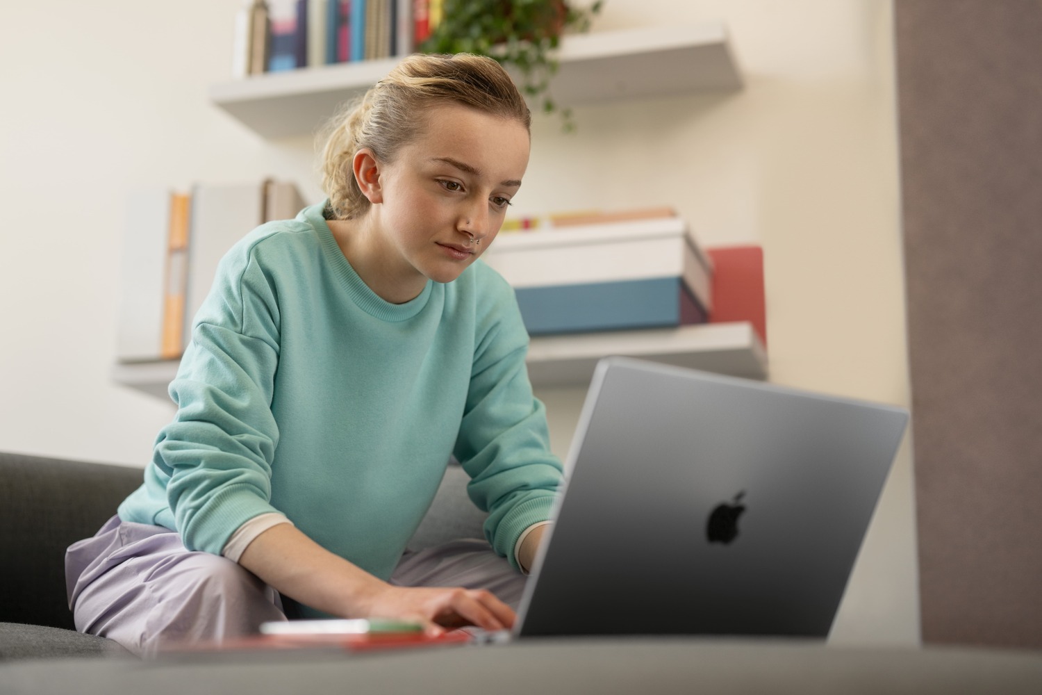 Professeur utilisant un écran numérique interactif pendant son cours