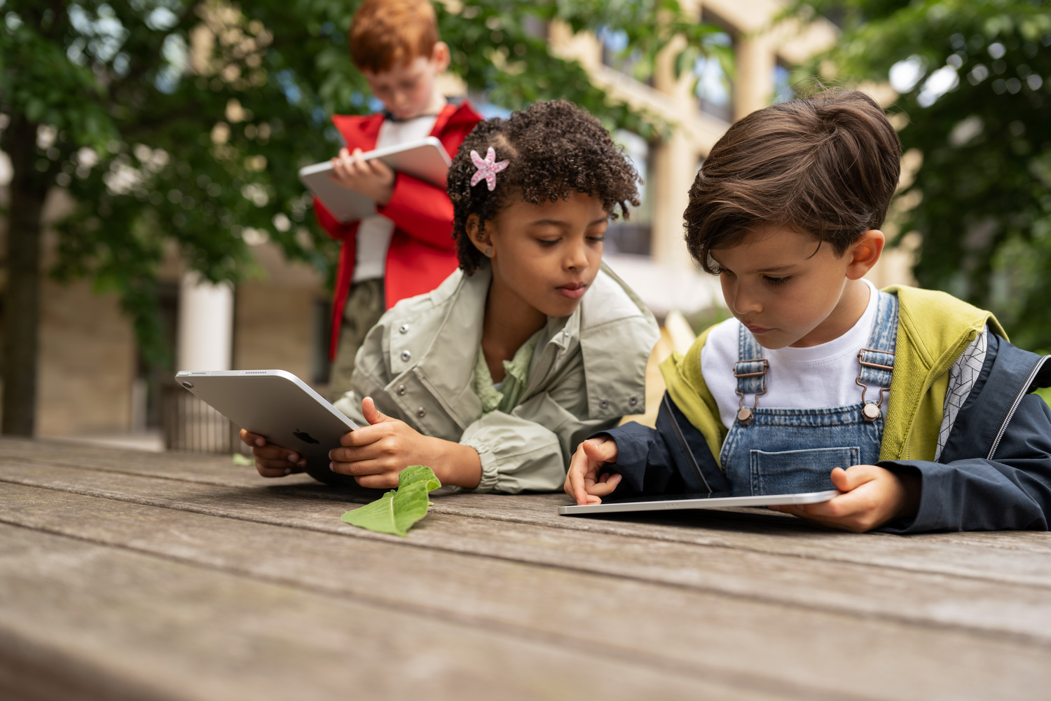 Professeur utilisant un écran numérique interactif pendant son cours